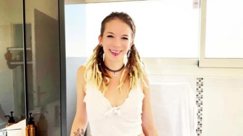 Eva, 30, likes to be the center of attention of these gentlemen
