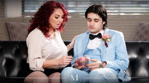 Prom Bombshell – Kiki D’Aire